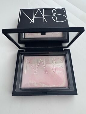 NARS Light Reflecting Prismatic Powder in the limited-edition shade Solstice.